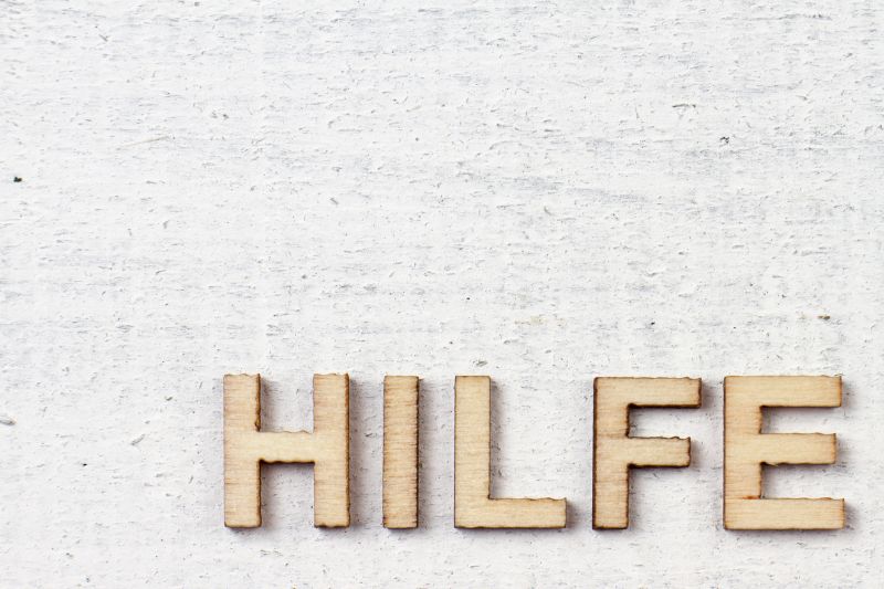 Hilfe geschreiben mit Holzbuchstaben Hilfe geschrieben mit Holzbuchstaben